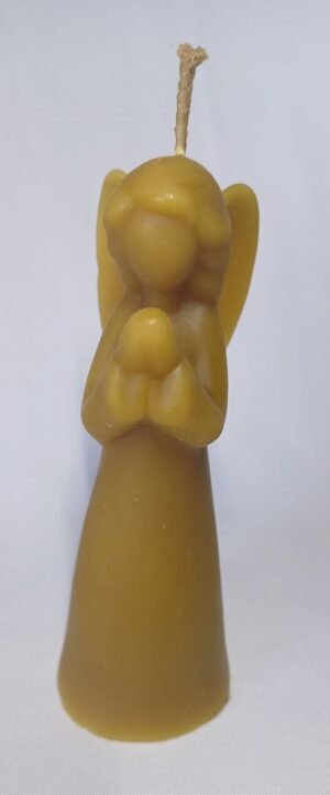 Vela con forma de angelito rezando